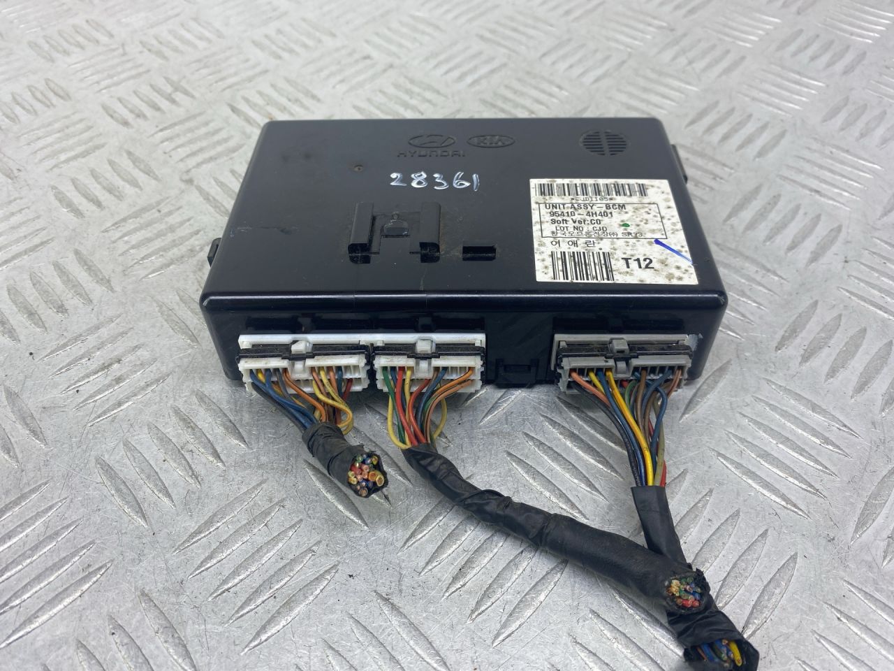 Блок управления BCM (Body Control Module) Hyundai H-1 Grand Starex 2008, 2.5 л., дизель, МКПП, белый, минивэн, задний привод, 954104H401 - фото №1