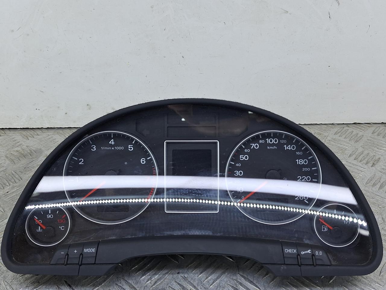 щиток приборов (приборная панель) Audi A4 B7 2006, 1.8 л., BFB, бензин, МКПП, универсал, 8E0920901C - фото №1