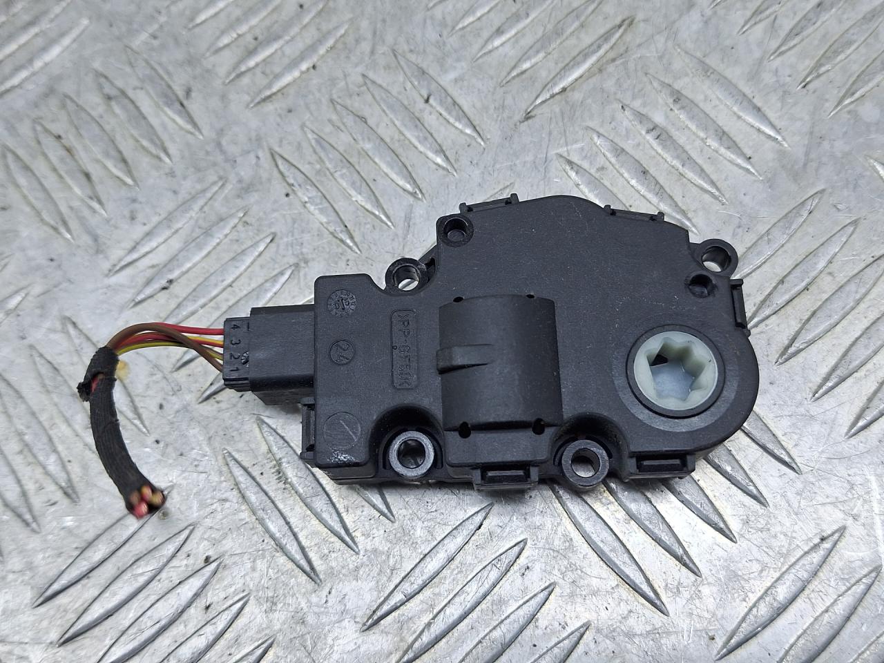 моторчик заслонки печки BMW 3 серия E90/E91/E92/E93 2005, 2.5 л., N52 B25 AF, бензин, МКПП, серый, седан, задний привод, 985458D03 - фото №1