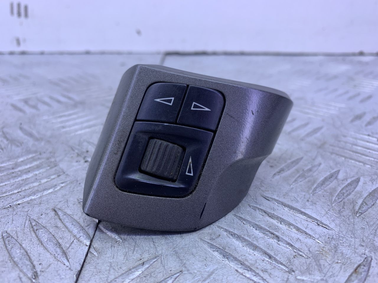 кнопки управления на руле Opel Zafira 2 поколение (B) 2007, 1.9 л., Z 19 DT, дизель, желтый, минивэн, передний привод, 13208858 - фото №1