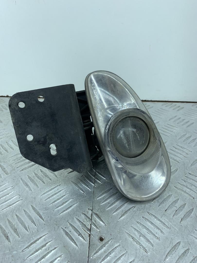 фара противотуманная левая Chevrolet Alero 1 поколение 2000, 2.4 л., бензин, АКПП, красный, седан, передний привод - фото №1