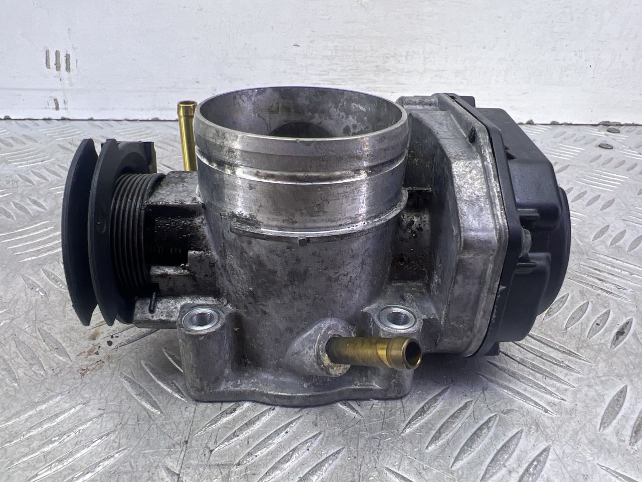 заслонка дроссельная Volkswagen Golf 4 поколение 1999, 1.6 л., AKL, бензин, МКПП, серый, хетчбэк 5 дв., передний привод, 06A133064J - фото №1