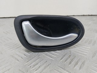 ручка внутренняя задняя левая Nissan Primera P12 2005, 1.9 л., дизель, МКПП, серебро, универсал, передний привод, 82671AV600, 82671AV601
