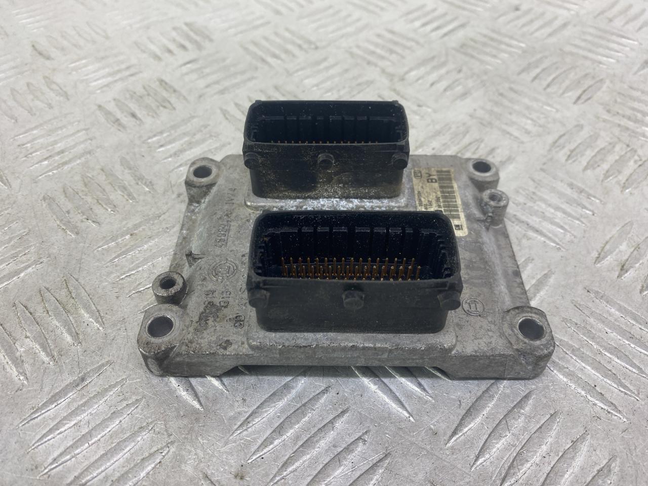 блок управления двигателем Opel Corsa C F08 2001, 1.0 л., Z 10 XE, бензин, МКПП, черный, хетчбэк 3 дв., передний привод, 0261206072 - фото №1