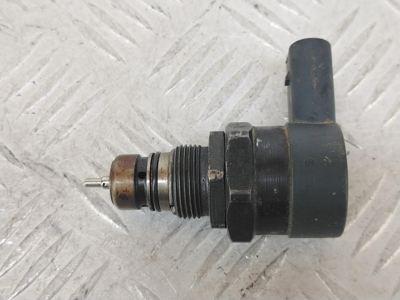 pегулятор давления топлива Mercedes-Benz E-Класс W210/S210 (1995 - 1999), A6110780449, 0281002494 - фото №1