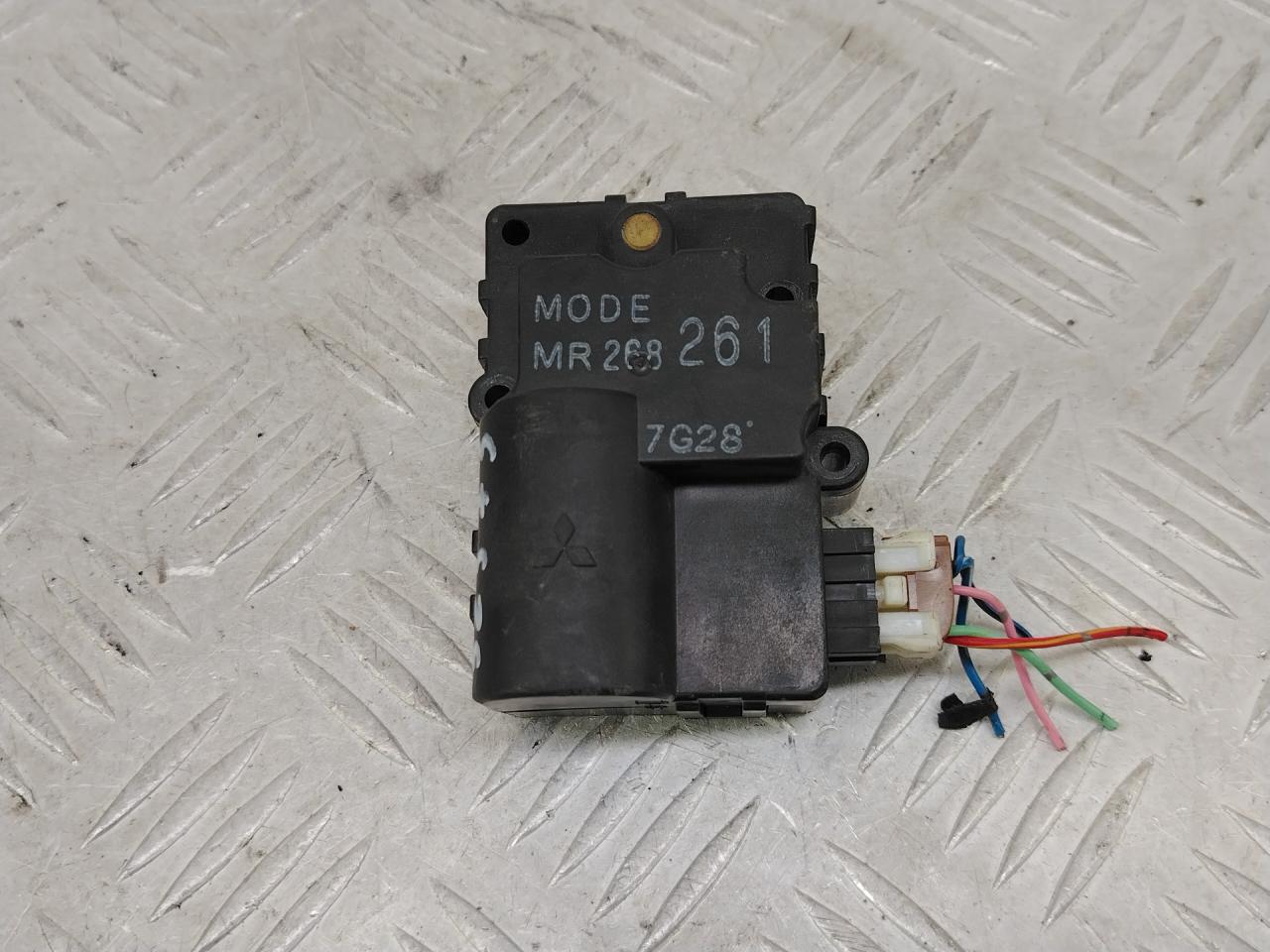 моторчик заслонки печки Mitsubishi Carisma 1 поколение 1999, 1.8 л., бензин, передний привод, MR268261 - фото №1