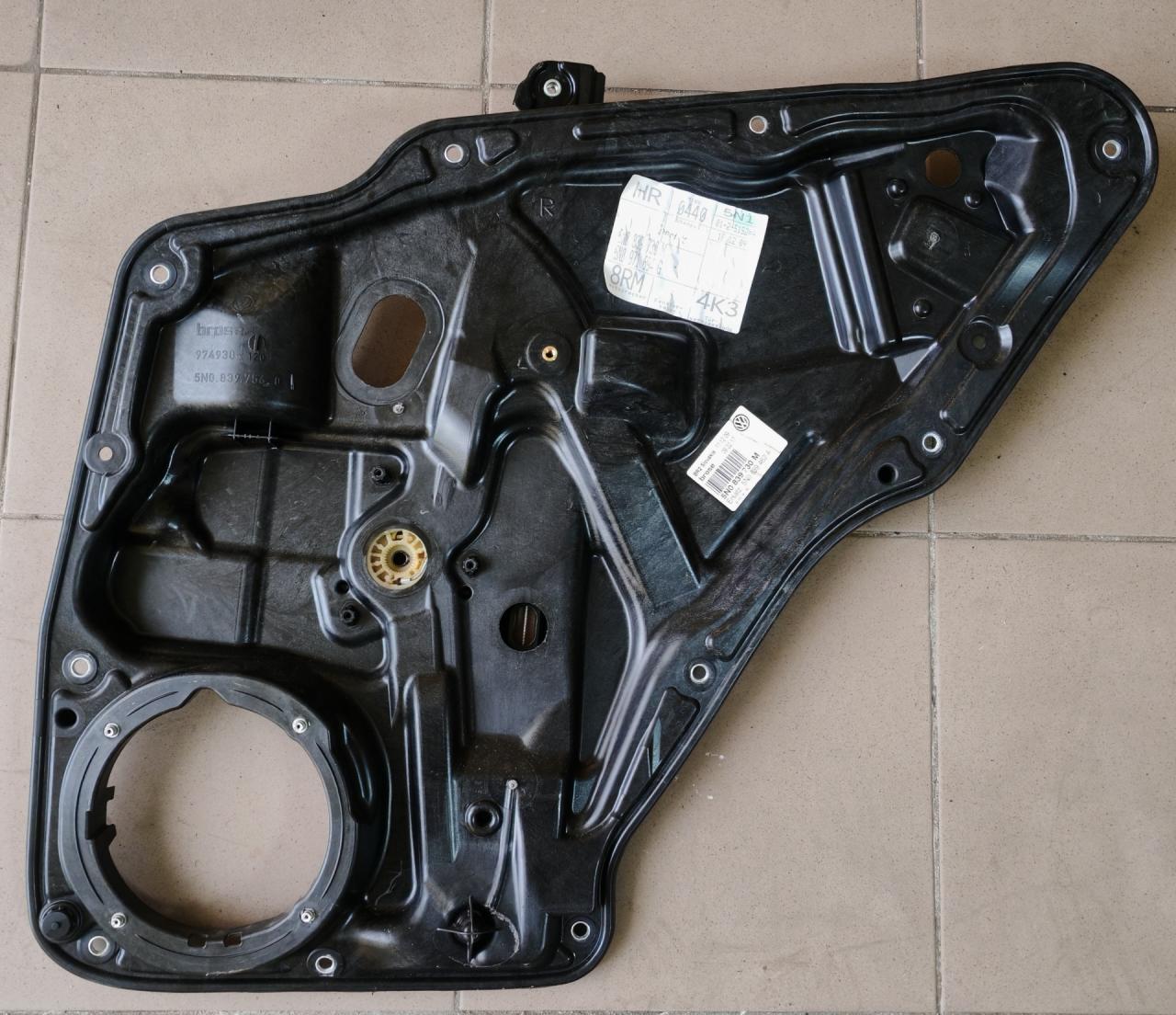 стеклоподъемник электрический задний правый Volkswagen Tiguan 1 поколение 2009, 2.0 л., CBAB, дизель, МКПП, внедорожник 5 дв., 5N0839730M - фото №1