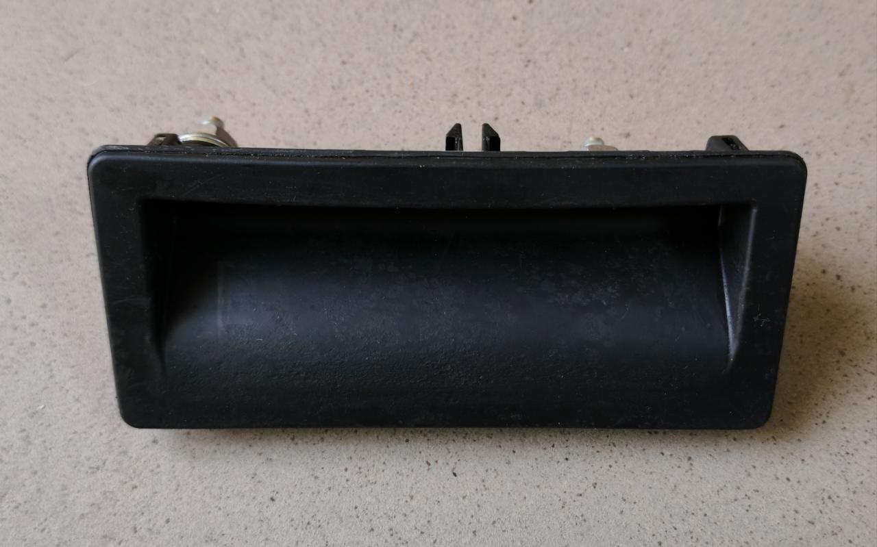 кнопка открытия багажника Volkswagen Tiguan 1 поколение 2009, 2.0 л., CBAB, дизель, МКПП, внедорожник 5 дв., 5N0827566 - фото №1