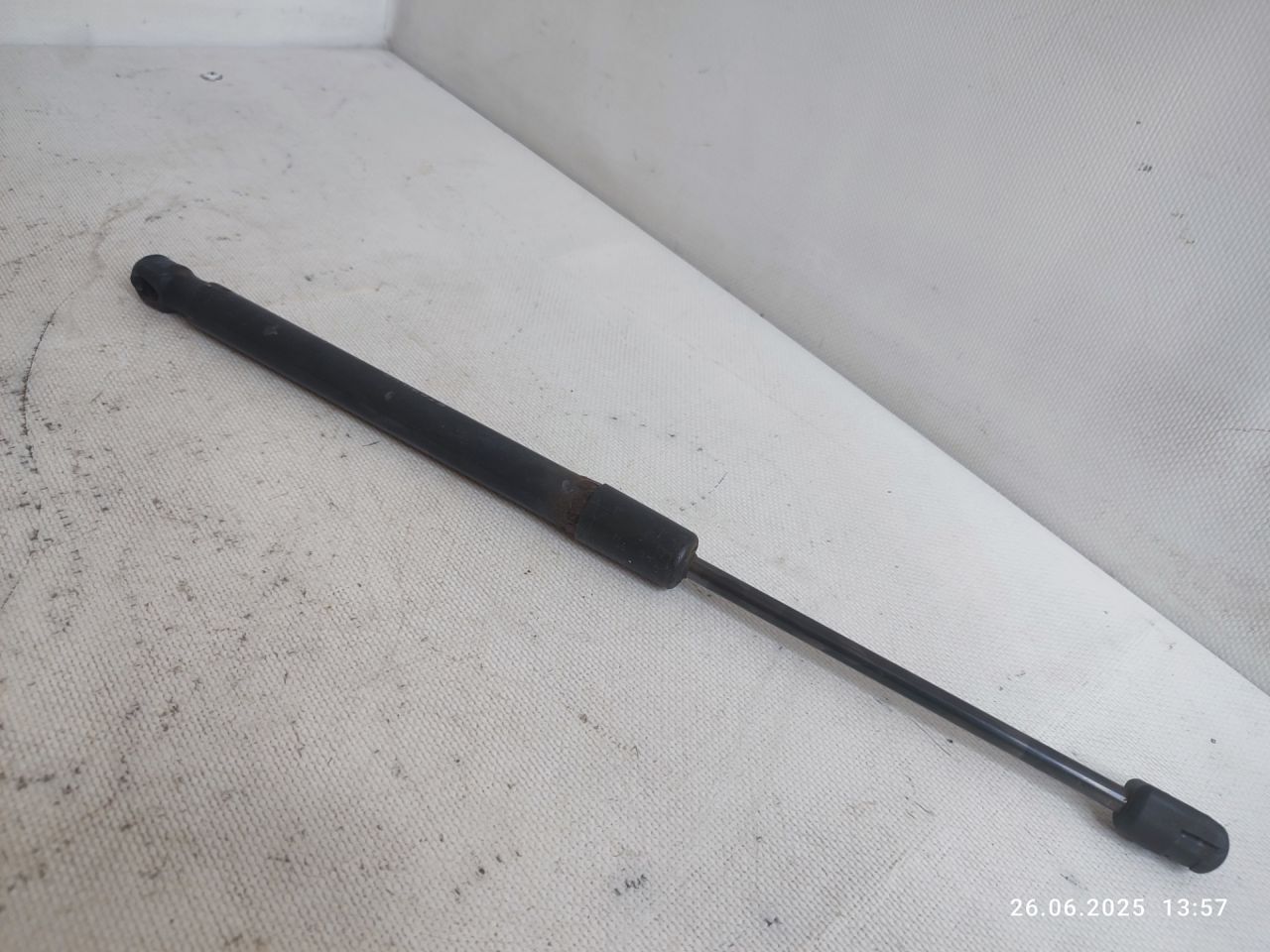 амортизатор крышки багажника (3-5 двери) Renault Duster 1 поколение HSM 2014, 1.6 л., K4M 696, бензин, 5МКПП, внедорожник 5 дв., 904524666R - фото №1