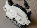 замок двери передней правой Volkswagen Tiguan 1 поколение 2009, 2.0 л., CBAB, дизель, МКПП, внедорожник 5 дв., 5N2837016C - фото №2
