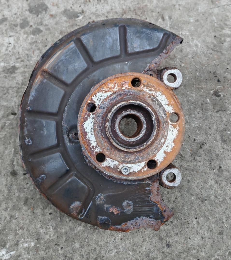 кулак поворотный правый Volkswagen Tiguan 1 поколение 2009, 2.0 л., CBAB, дизель, МКПП, внедорожник 5 дв., 1K0407256AA - фото №1