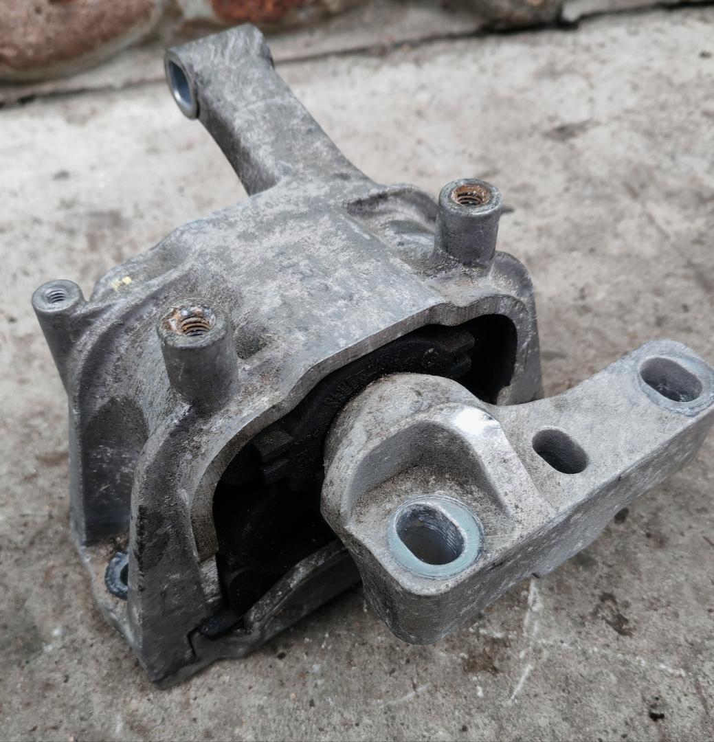 подушка крепления двигателя Volkswagen Tiguan 1 поколение 2009, 2.0 л., CBAB, дизель, МКПП, внедорожник 5 дв., 5N0199262L - фото №1