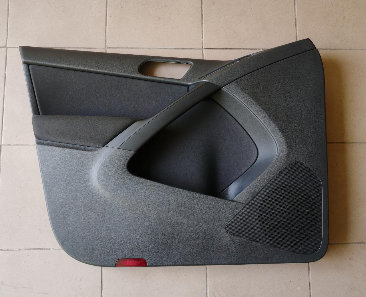 обшивка двери передняя левая Volkswagen Tiguan 1 поколение 2009, 2.0 л., CBAB, дизель, МКПП, внедорожник 5 дв., 5N086717D - фото №1