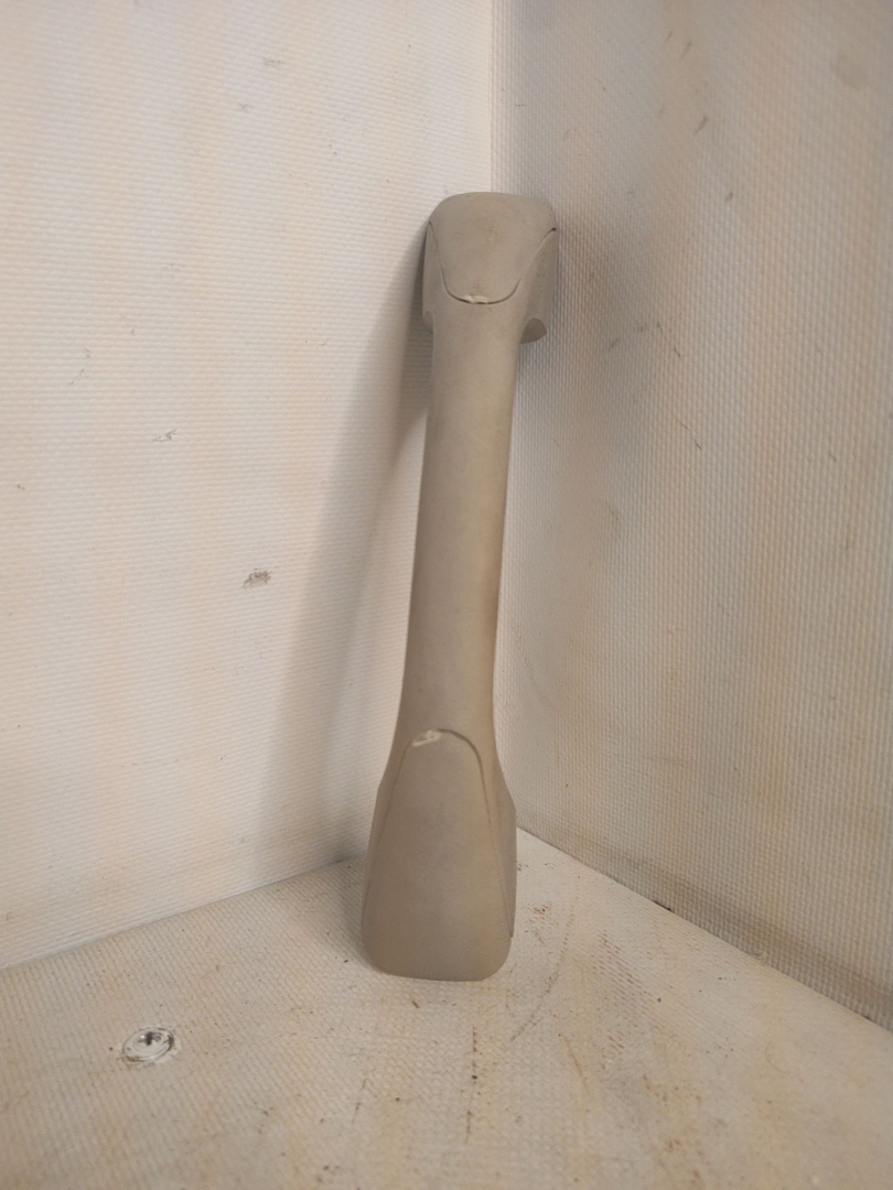 ручка внутренняя потолочная Renault Duster 1 поколение HSA 2013, 1.5 л., K9K 896, дизель, 6МКПП, белый, внедорожник 5 дв., 6001550489 - фото №1