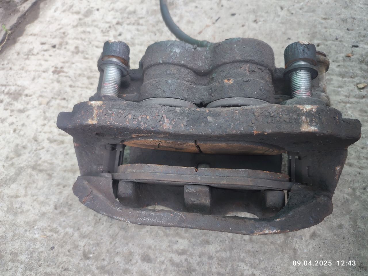 суппорт передний левый Citroen Jumper 2 поколение 2007, 2.2 л., 4HU (P22DTE), дизель, 6МКПП, фургон - фото №1