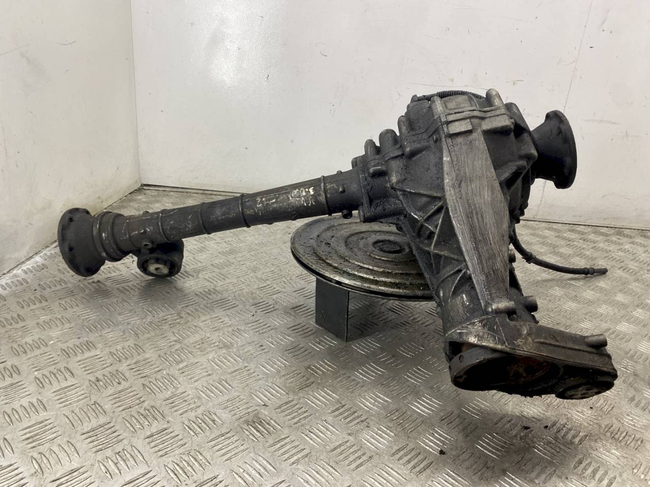 редуктор переднего моста Volkswagen Touareg 1 поколение 2005, 3.0 л., TDi - фото №1