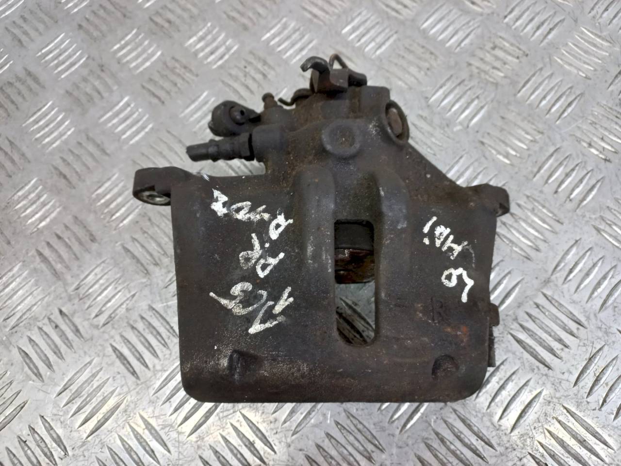 суппорт передний правый Citroen C5 1 поколение 2004 - фото №1