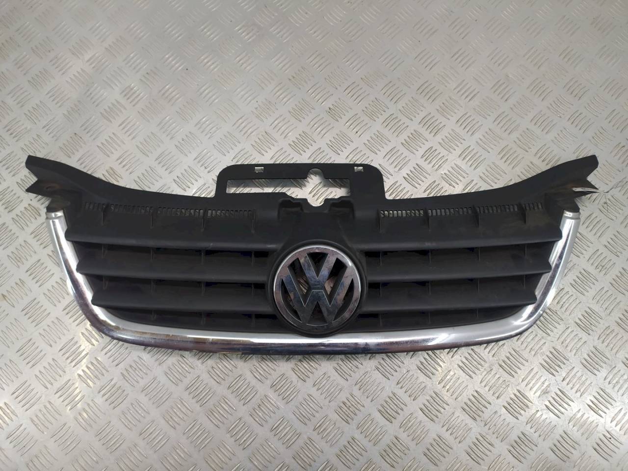 решетка радиатора Volkswagen Touran 1 поколение 2005 - фото №1