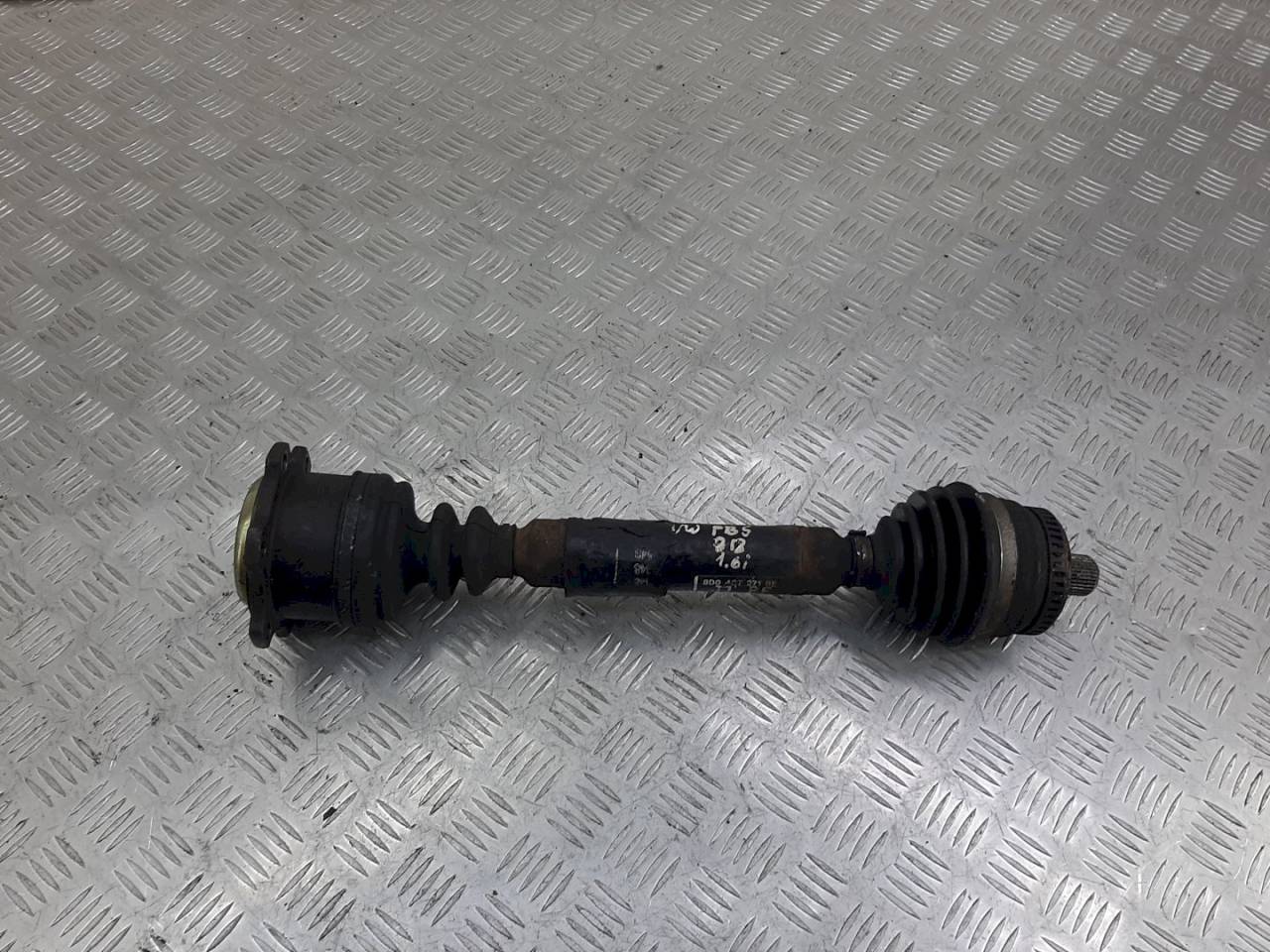 полуось передняя левая (приводной вал, ШРУС) Volkswagen Passat B5 2000, 1.6 л., i, бензин, -, 8D0407271BE - фото №1
