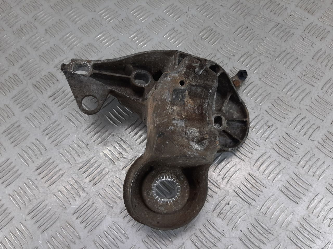 крепление стабилизатора / втулки стабилизатора Audi A6 4F/C6 2007, 2.7 л., дизель, 4F0199352M - фото №1