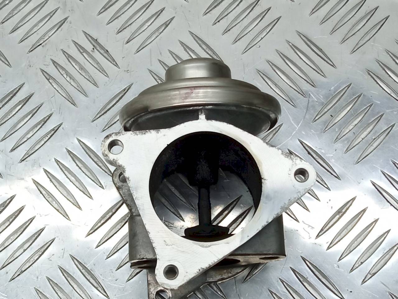 клапан EGR Volkswagen Passat B6 2006, 2.0 л., TDi, 038129637D - фото №1