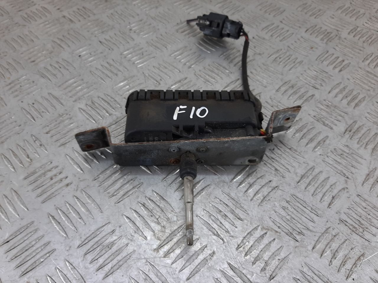 насос (моторчик) омывателя фар Volvo V70 2 поколение 2004, 2.4 л., D 5244 T, дизель, МКПП, универсал - фото №1