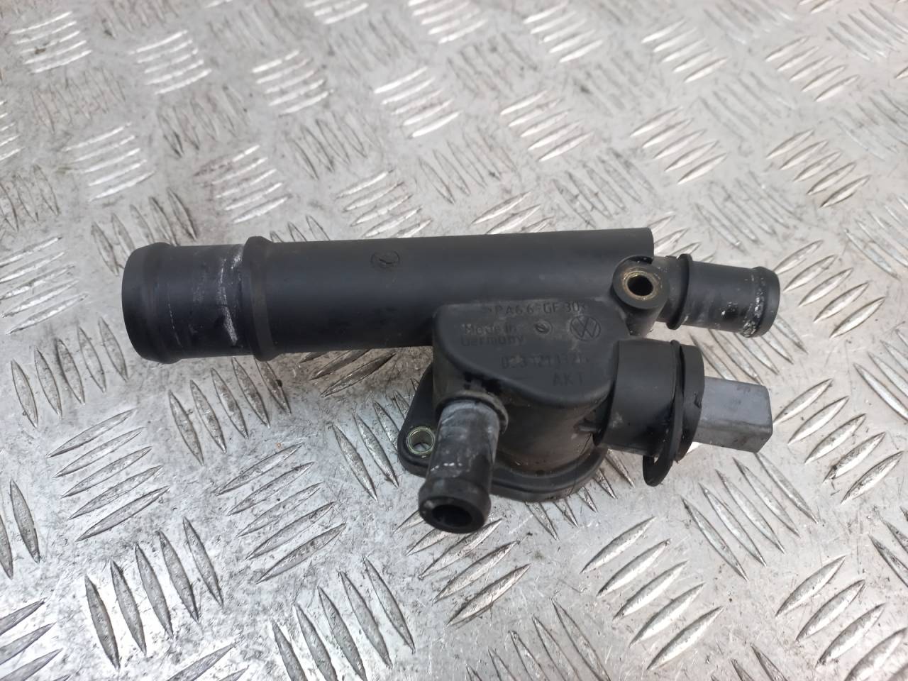 корпус термостата Audi A3 8P 2003, 1.9 л., TDi, дизель, 038121132D - фото №1