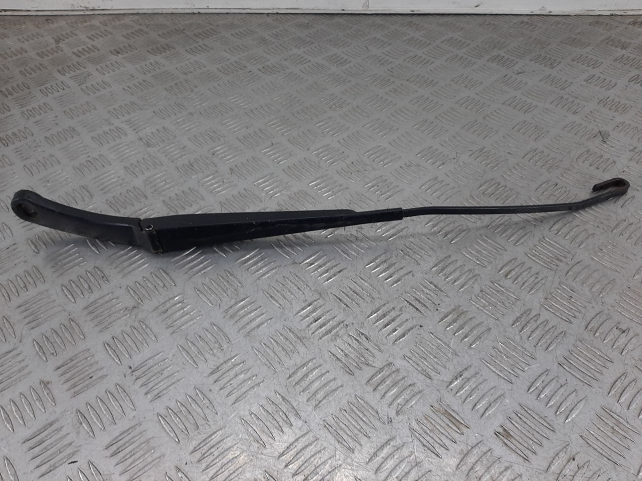 щеткодержатель (поводок стеклоочистителя, дворник) Volkswagen Transporter T5 2009, 7H1955409C - фото №1