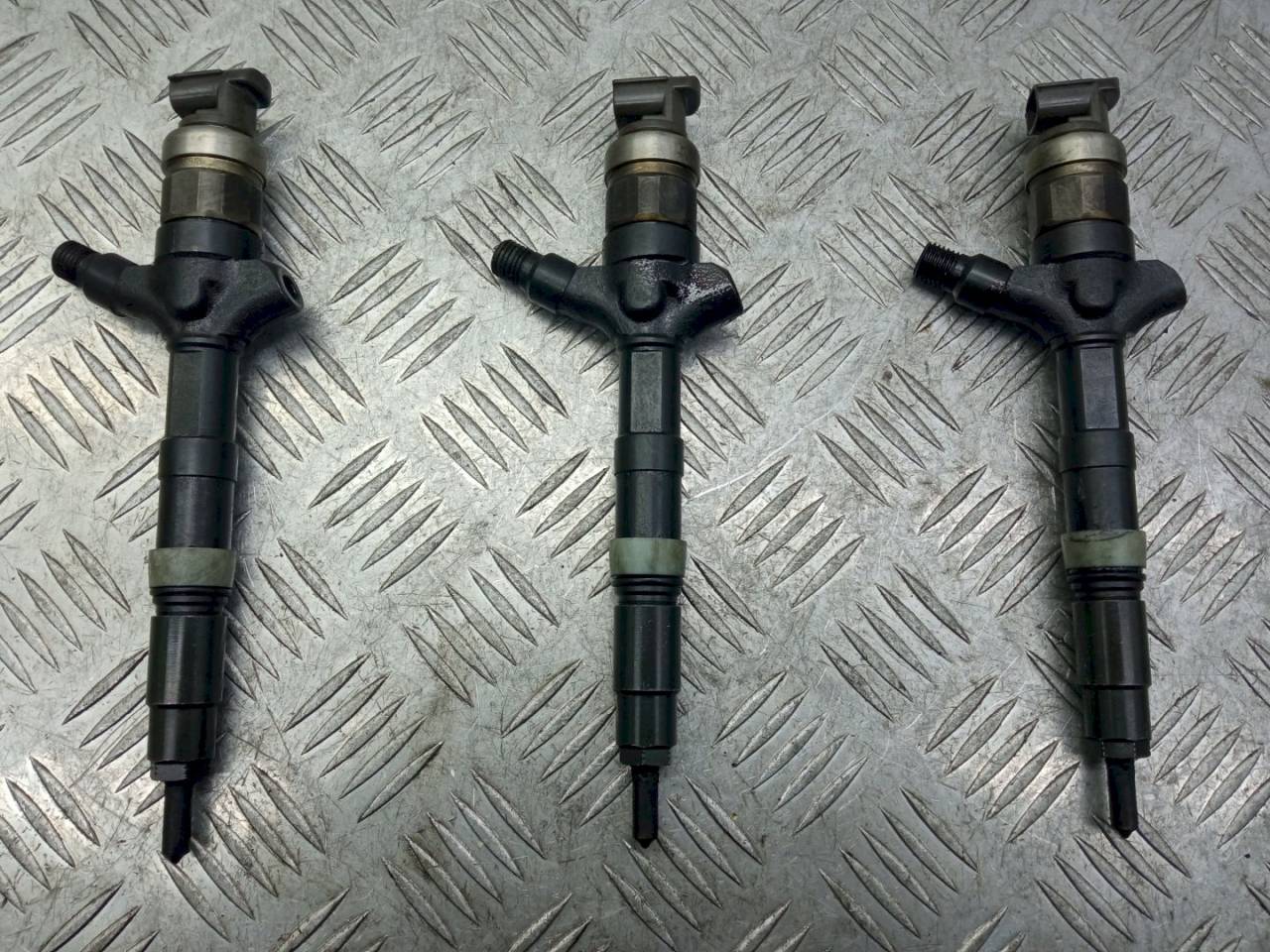 форсунка Toyota Avensis 2 поколение (T250) 2003, 2.0 л., D-4D, 23670-0G010 - фото №1