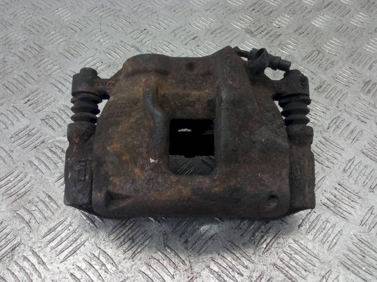 суппорт передний левый Ford Transit Connect 1 поколение 2009, 2.2 л., TDCi, Y04242 - фото №1