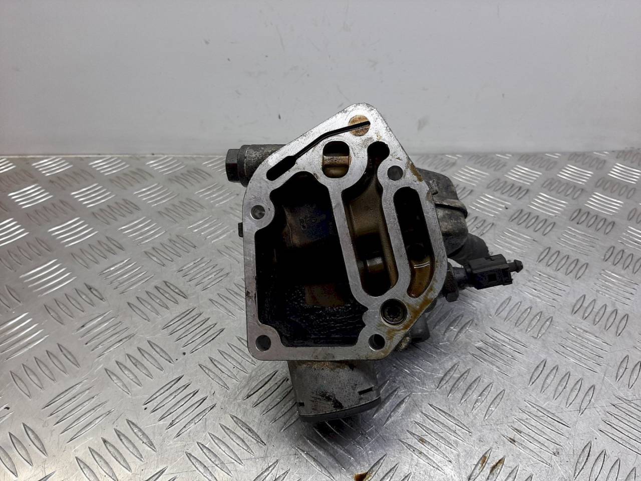 корпус масляного фильтра Volkswagen Passat B5 2001, 2.0 л., i, 06A115417 - фото №1
