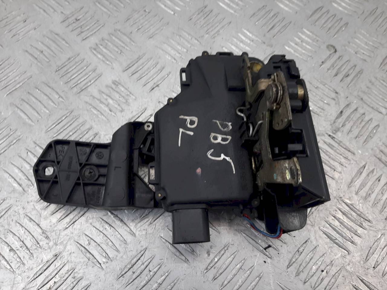 замок двери Volkswagen Passat B5 1999, 3B0837867 - фото №1