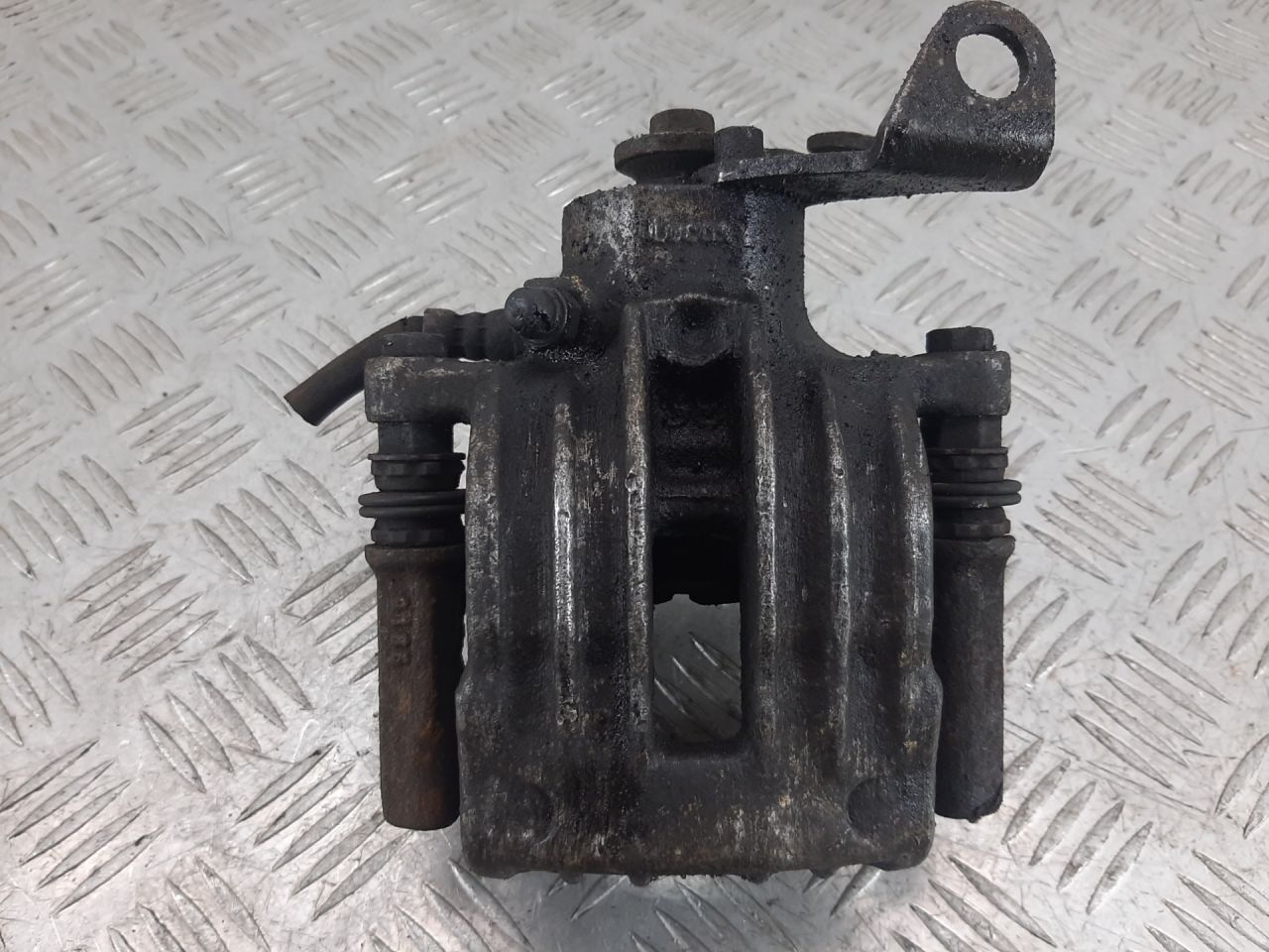 суппорт задний правый Alfa Romeo 156 1 поколение 2002 - фото №1