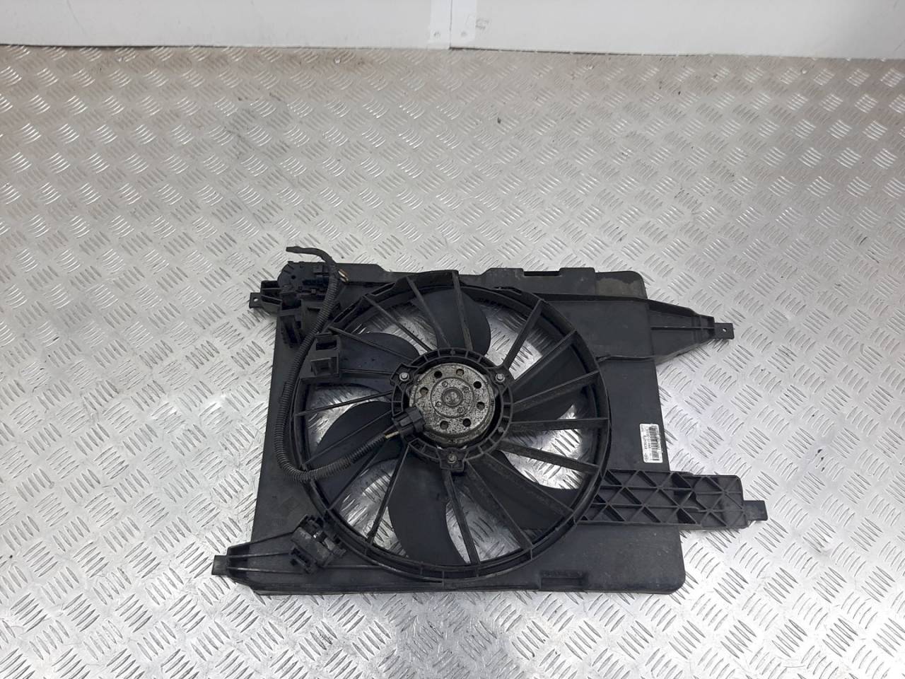 вентилятор радиатора Renault Scenic 2 поколение 2006, 1.6 л., i, 8200151465 - фото №1