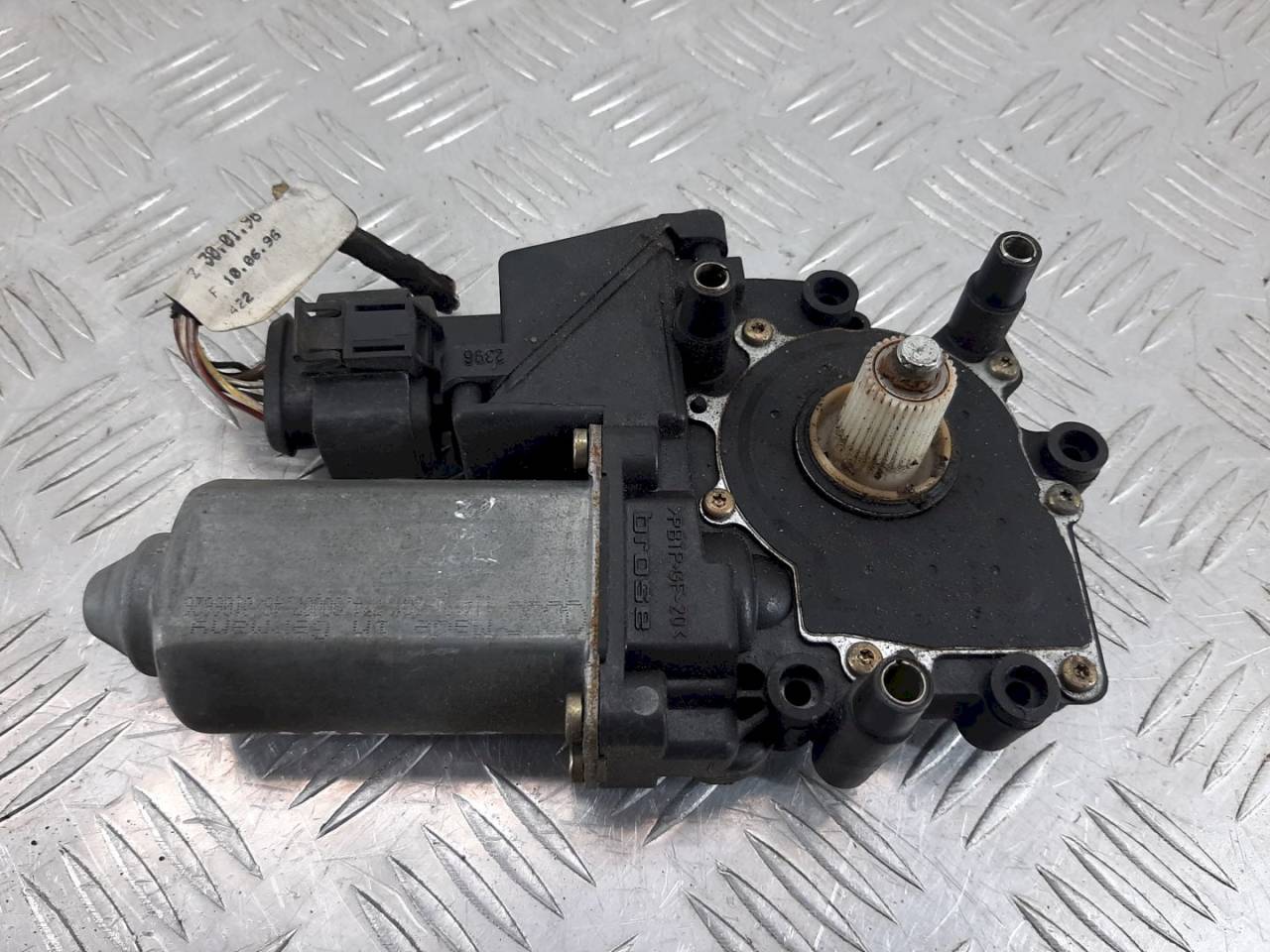 моторчик стеклоподъемника задний левый Audi A4 B5 1999, 8D0959801E - фото №1