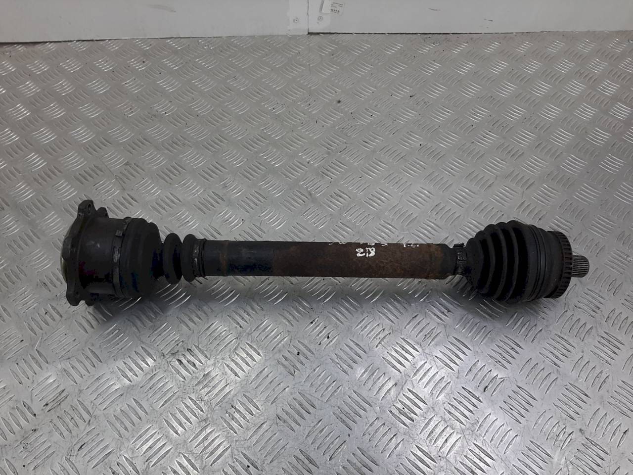 полуось передняя правая (приводной вал, ШРУС) Volkswagen Passat B5 2000, 1.6 л., i, бензин, - - фото №1