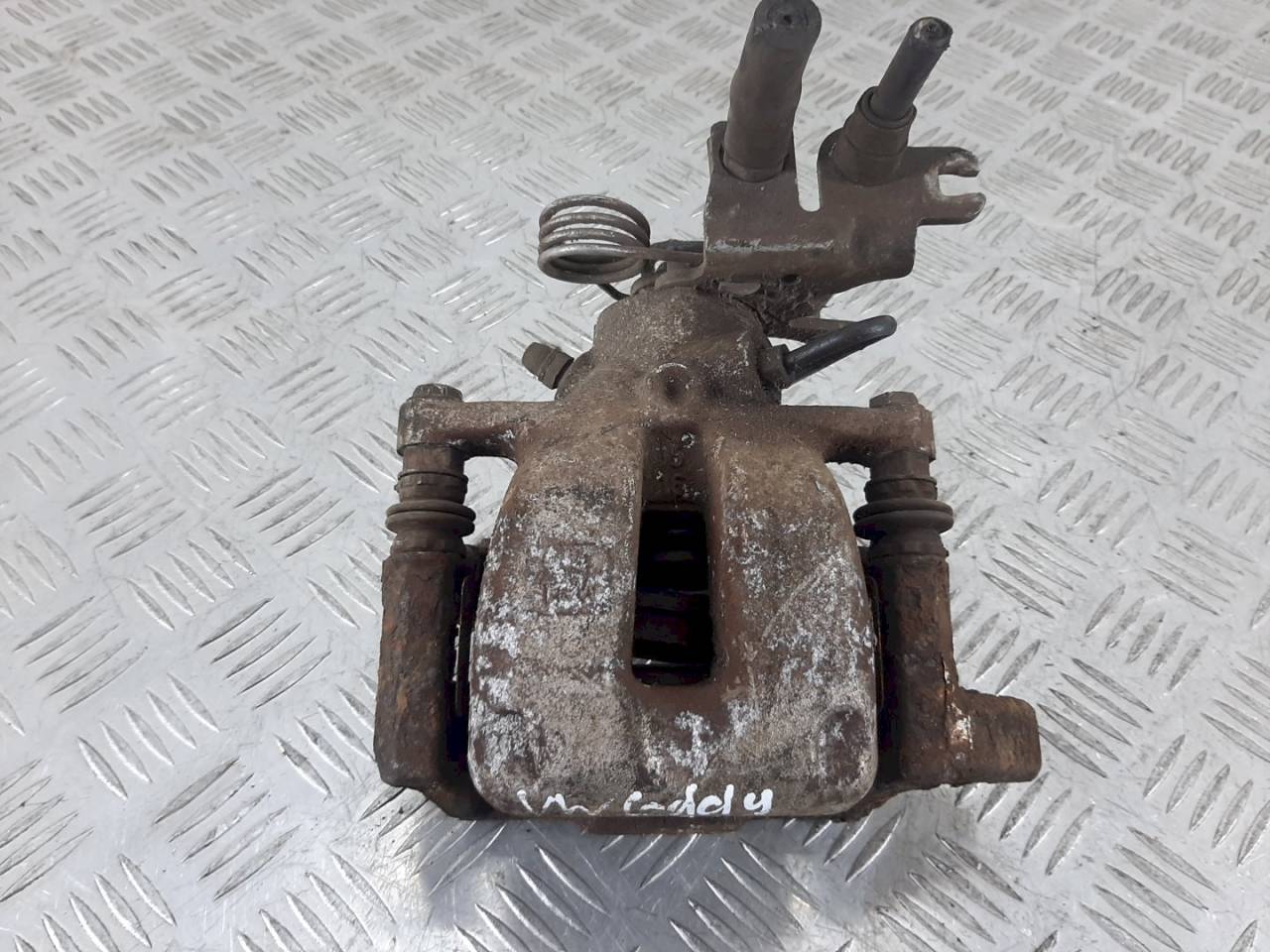 суппорт задний правый Volkswagen Caddy 3 поколение 2008 - фото №1
