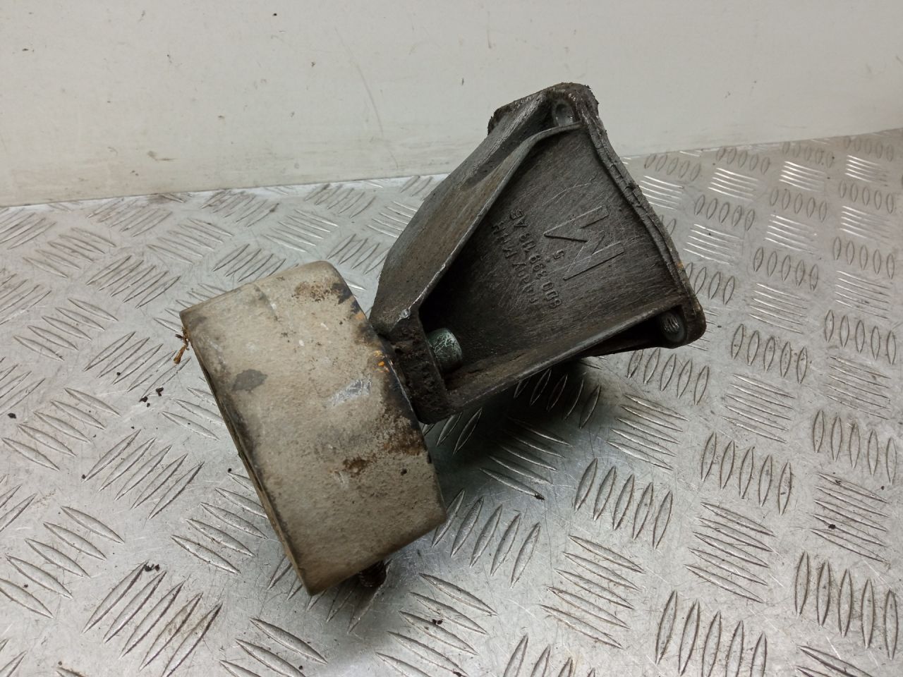 кронштейн КПП Audi A4 B5 1999, 1.8 л., i, бензин, 8D0399113AB - фото №1