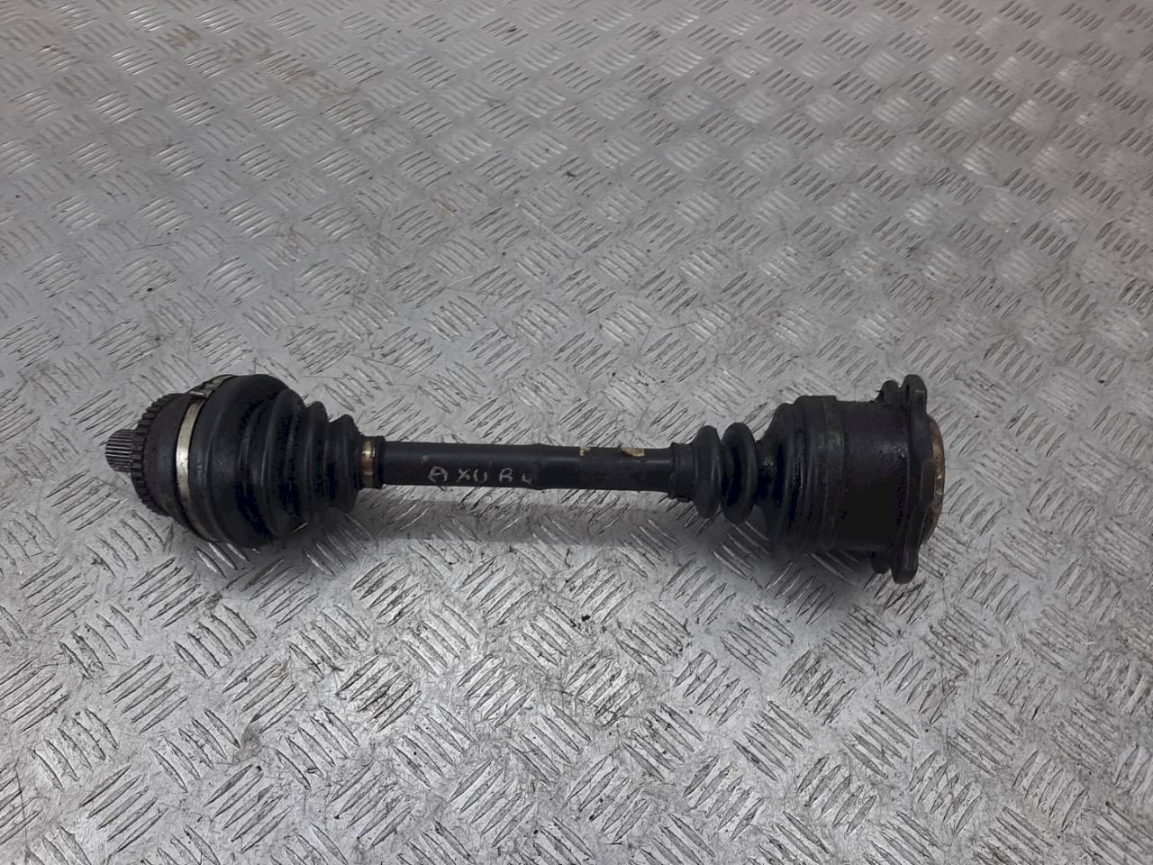 полуось передняя левая (приводной вал, ШРУС) Volkswagen Polo 4 поколение 2005, 1.4 л., i - фото №1