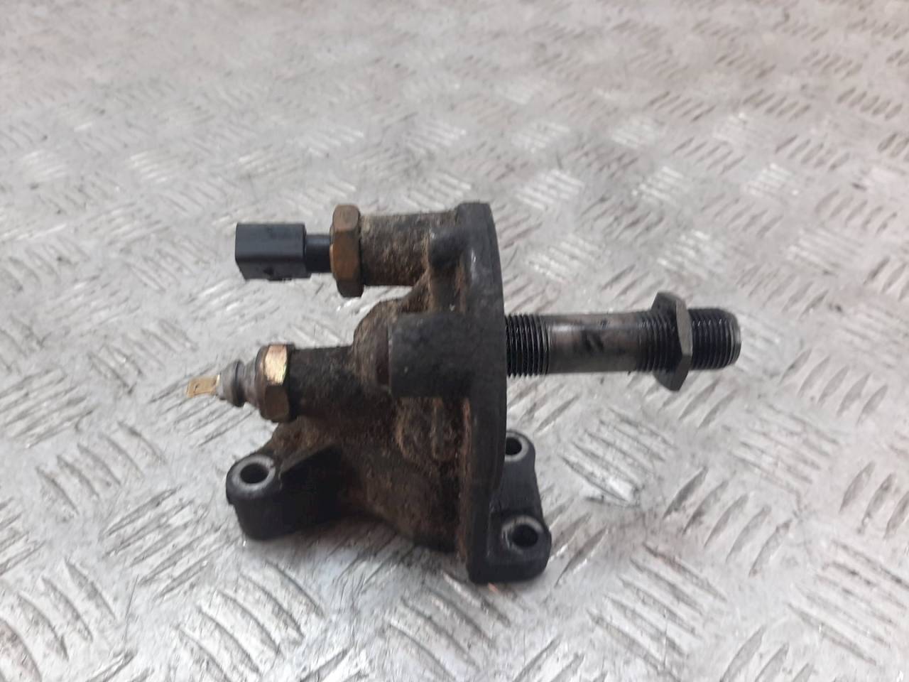 кронштейн масляного фильтра Audi A4 B5 1999, 1.6 л., i, 053115417A - фото №1