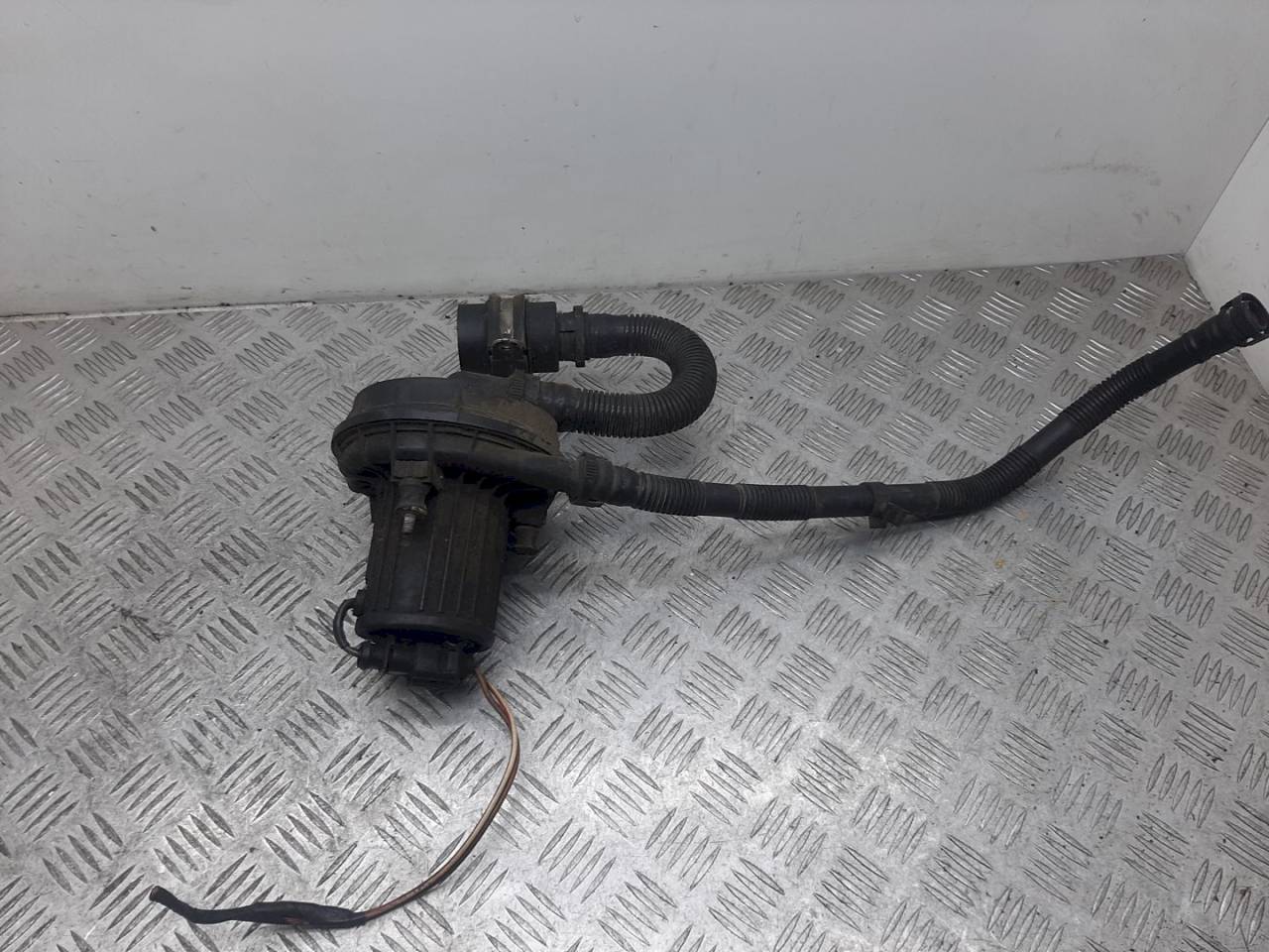 насос продувки катализатора Volkswagen Golf 4 поколение 2005, 06A959253B - фото №1