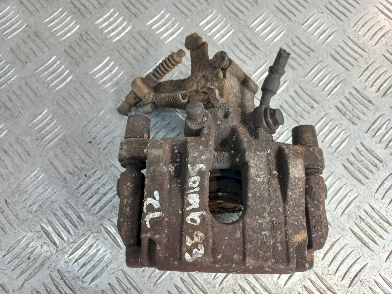 суппорт задний левый Saab 9-3 1 поколение 2000 - фото №1