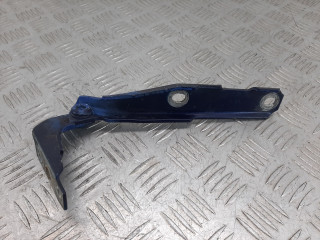 петля капота левая Audi A6 4B/C5 2000, 2.4 л., ARJ, бензин, 4B0823301D