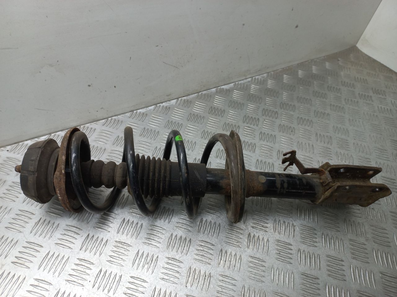 стойка передняя левая Renault Logan 1 поколение 2007 - фото №1