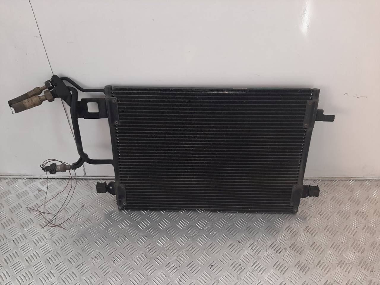 радиатор кондиционера Volkswagen Passat B5 2000, 1.9 л., TDi, 8D0260401D - фото №1