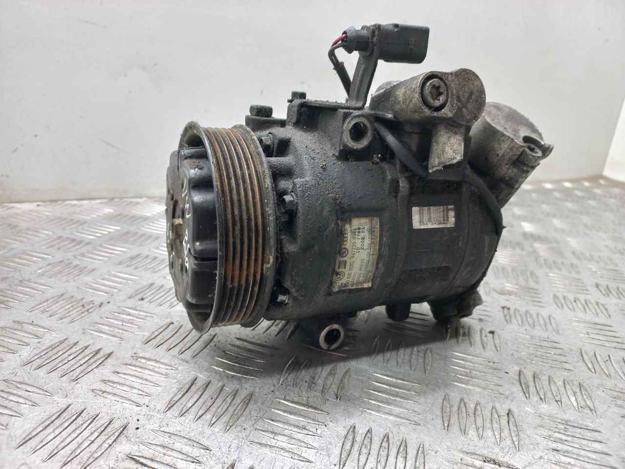 компрессор кондиционера Volkswagen Polo 4 поколение 2005, 1.2 л., бензин, -, 6Q0820803G - фото №1