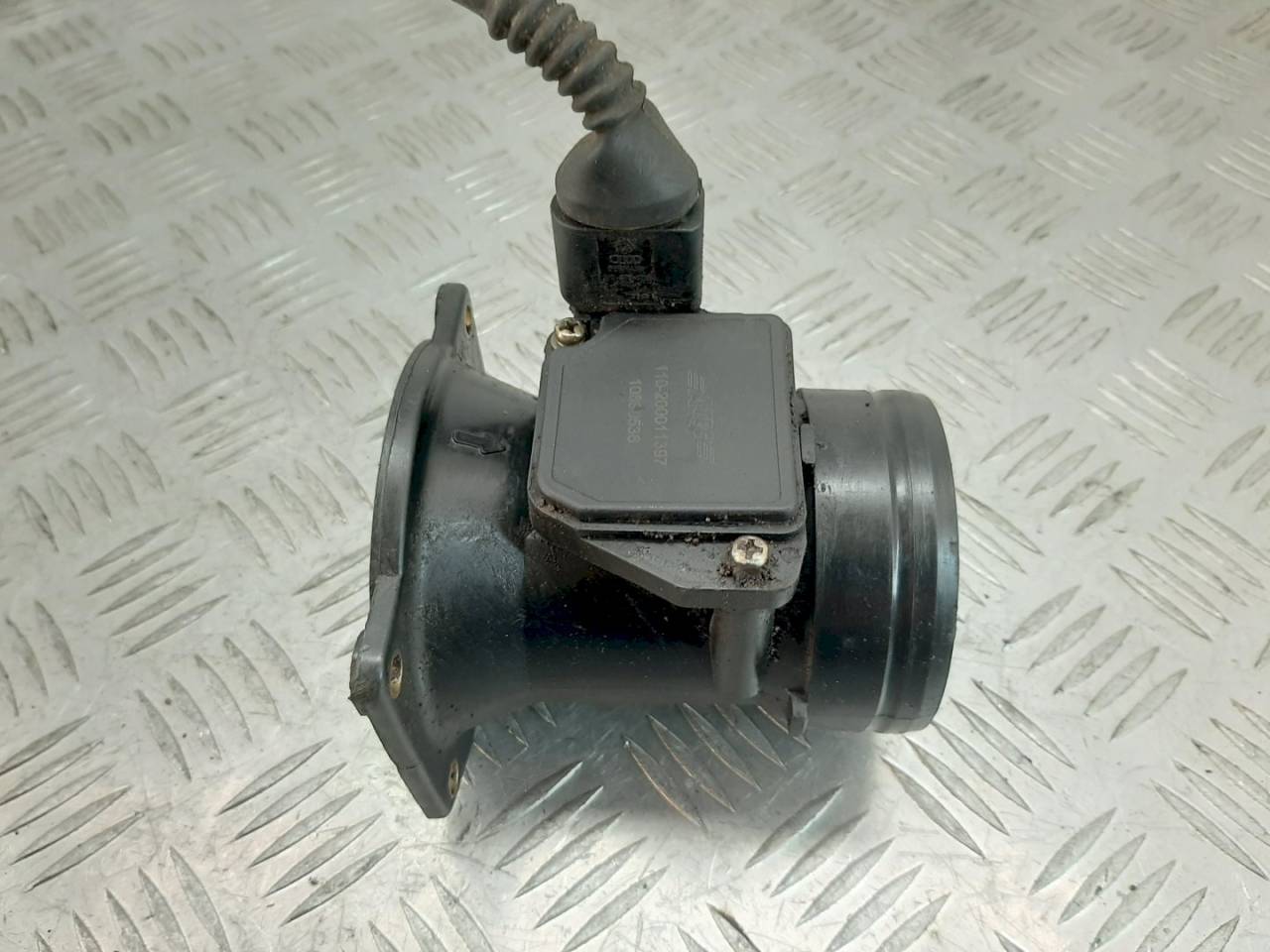 расходомер воздуха Volkswagen Passat B5 1999, 1.6 л., i - фото №1