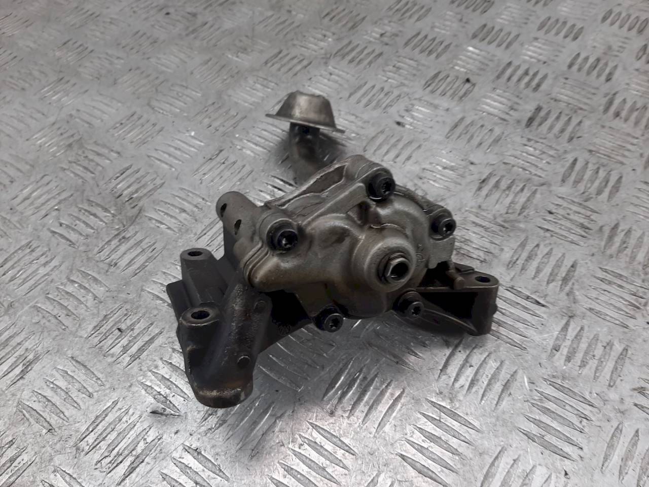 насос масляный Volkswagen Passat B6 2007, 1.9 л., TDi, 038115105C - фото №1