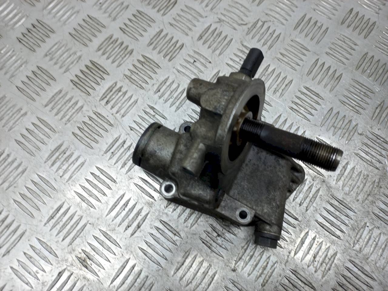 корпус масляного фильтра Volkswagen Golf 4 поколение 1997, 1.6 л., i, 06A115417 - фото №1