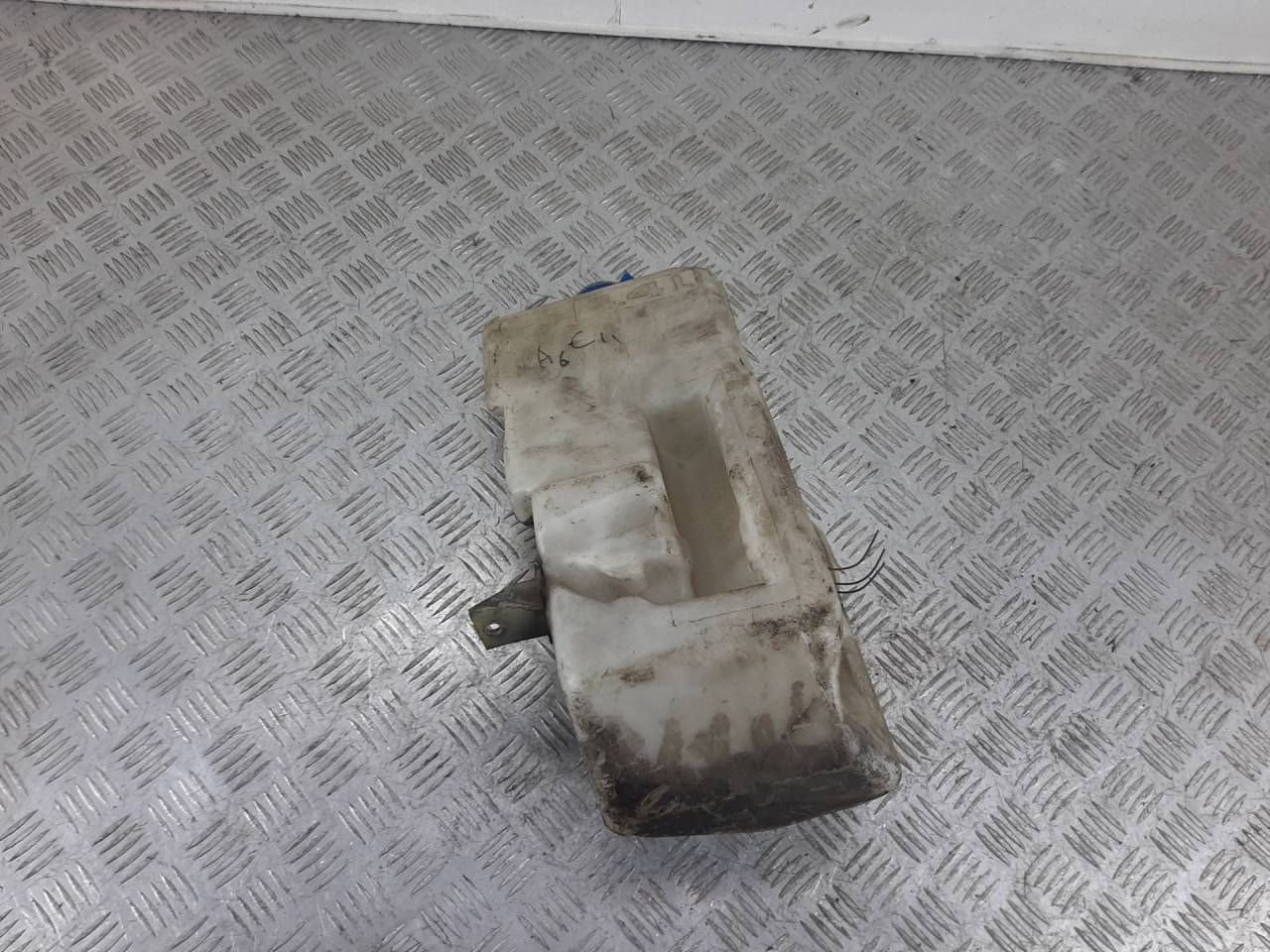 бачок омывателя Audi A6 4A/C4 1996, 4A0955453B - фото №1